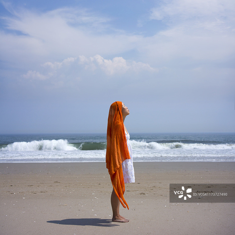 站在海滩上的女子肖像图片素材