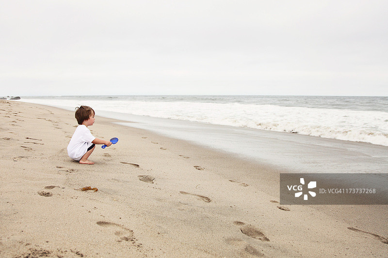 男孩与大海图片素材