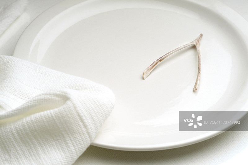 餐桌布置，空盘中只剩一个叉骨图片素材