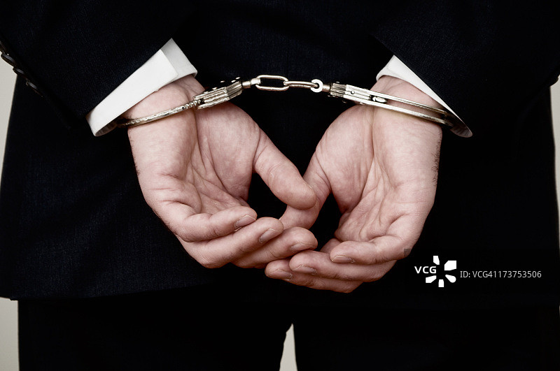 被手铐铐住的双手图片素材