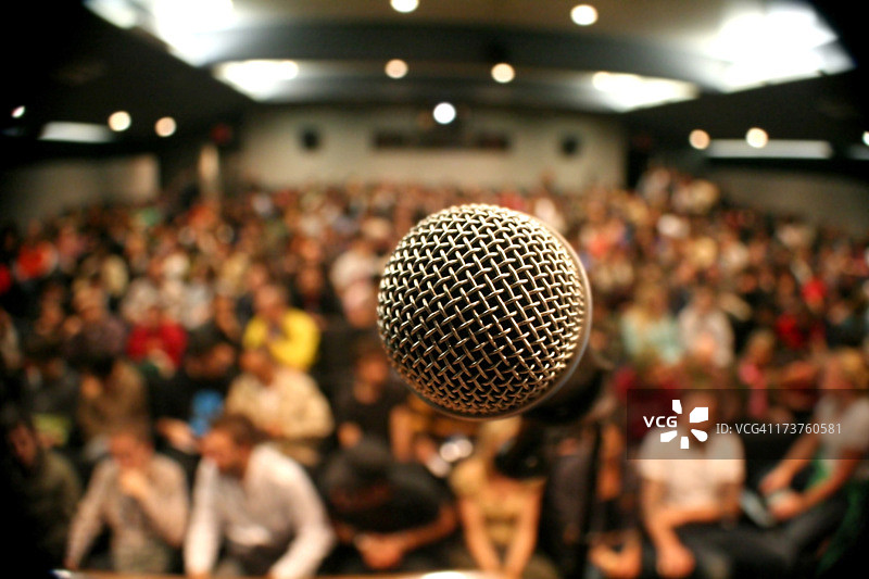 带人群的麦克风图片素材
