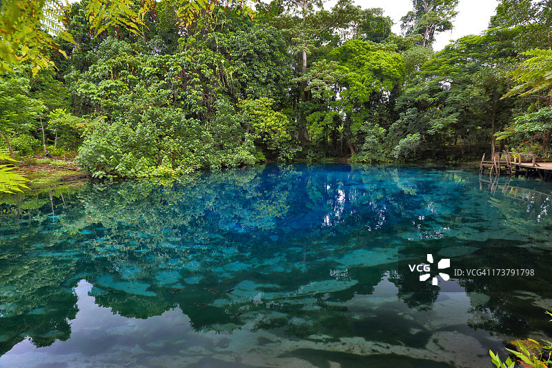瓦努阿图圣埃斯皮里图岛南达蓝洞图片素材