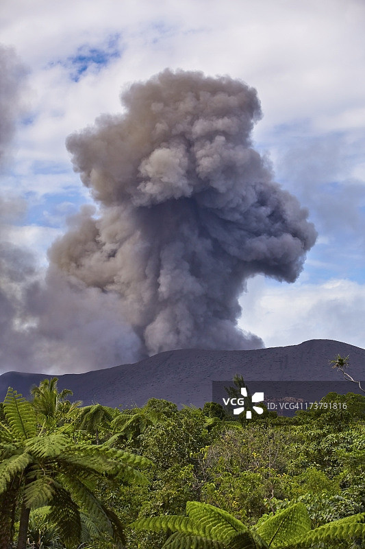 亚苏尔火山阴燃图片素材