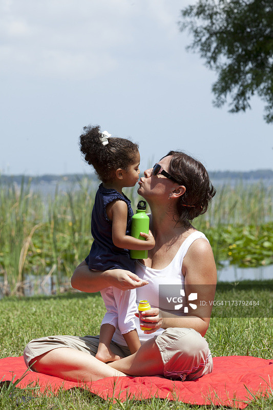 野餐时亲吻的母女图片素材