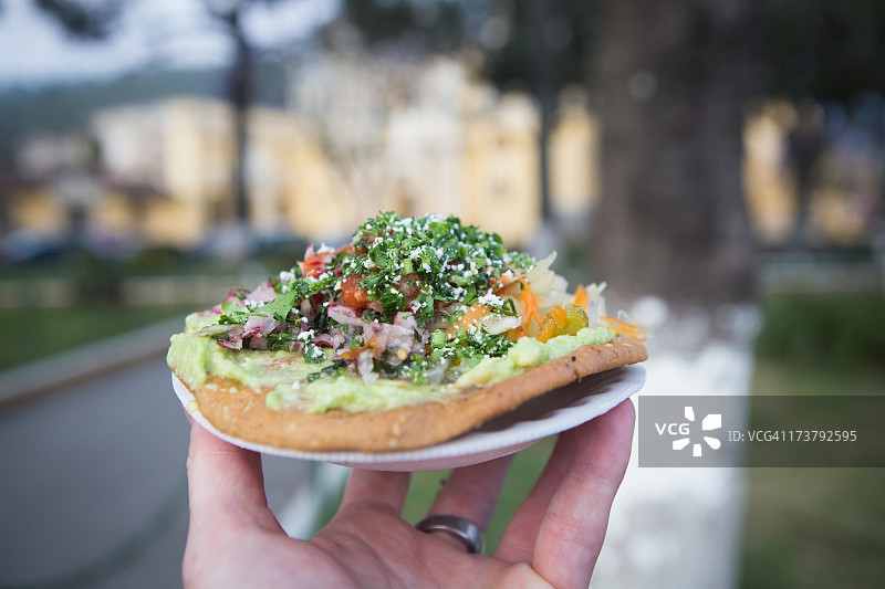 男子在安提瓜品尝街头小吃图片素材