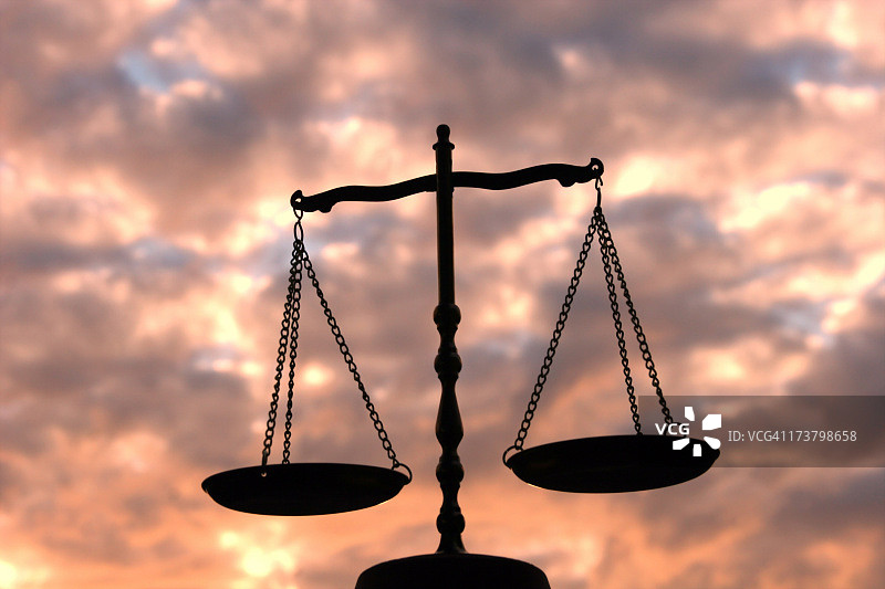 天平与斑斓天空图片素材