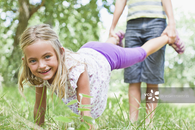父女在公园玩耍图片素材