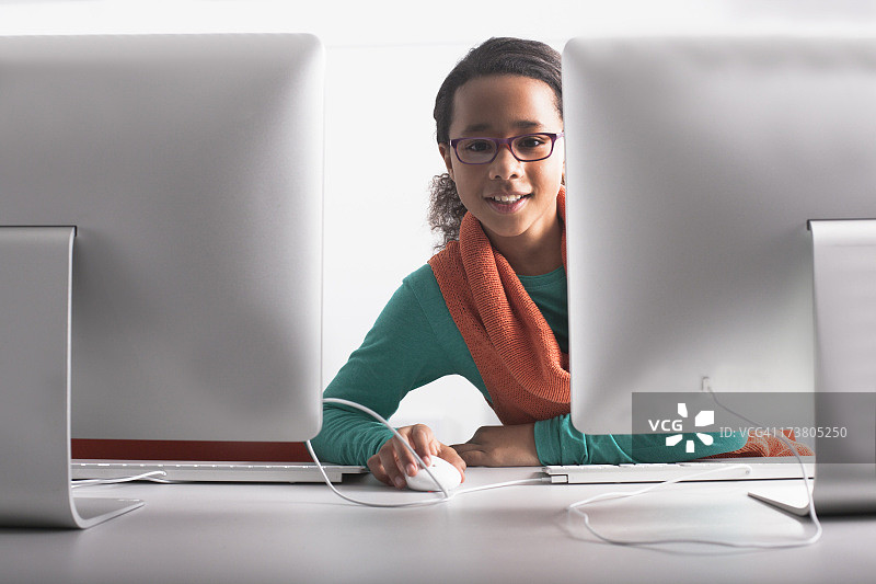 女人在办公桌旁使用电脑图片素材