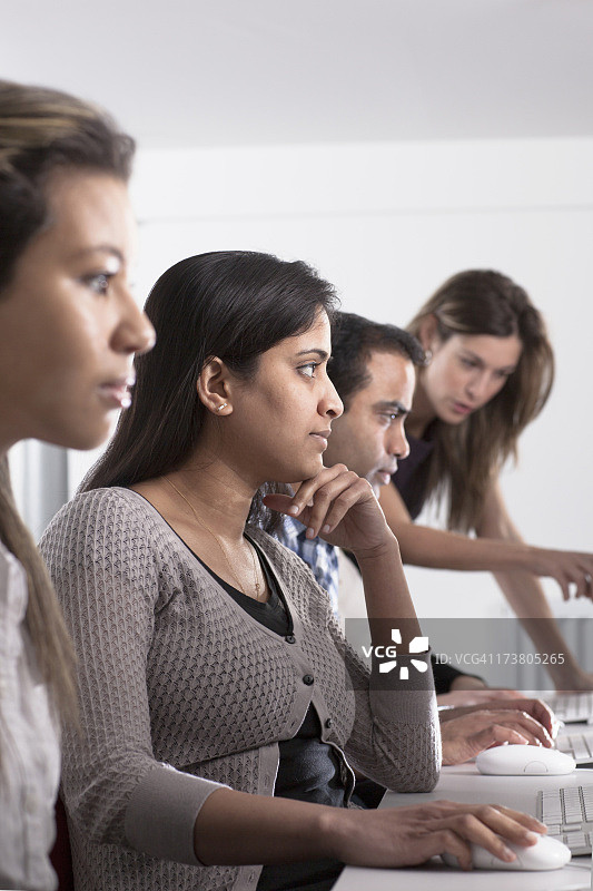 人们在桌旁使用电脑图片素材