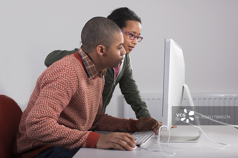 孩子们一起使用电脑图片素材