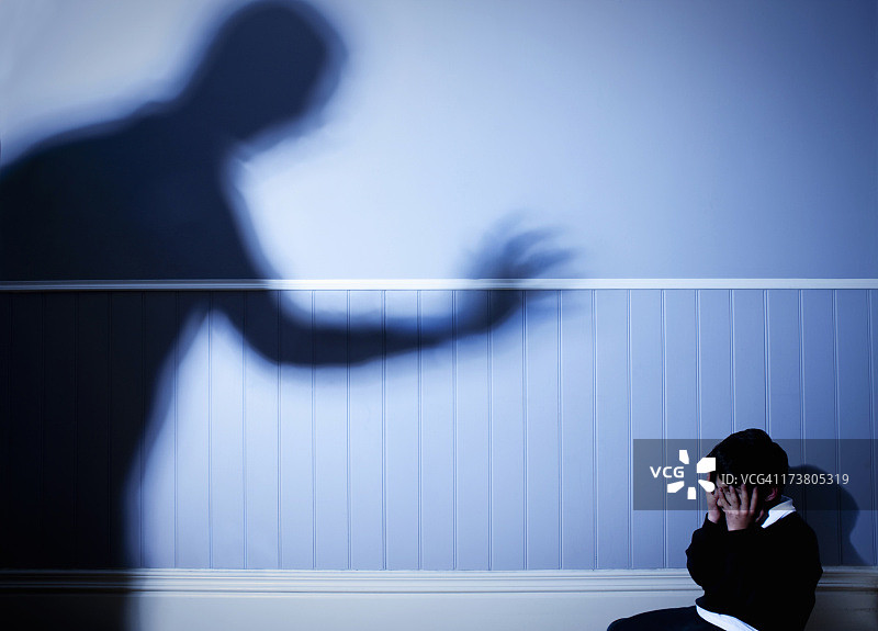 笼罩在受惊男孩身上的阴影图片素材