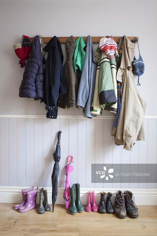 带靴子的衣帽架上的外套图片素材