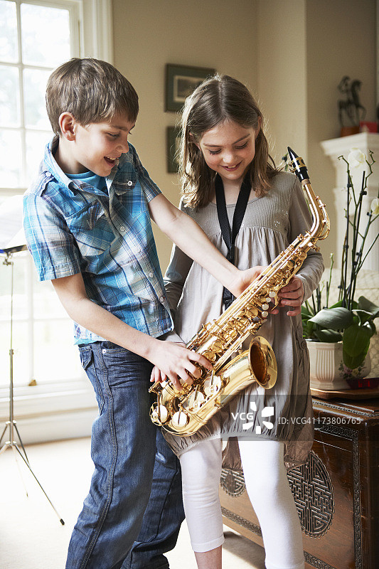 孩子们在玩萨克斯管图片素材