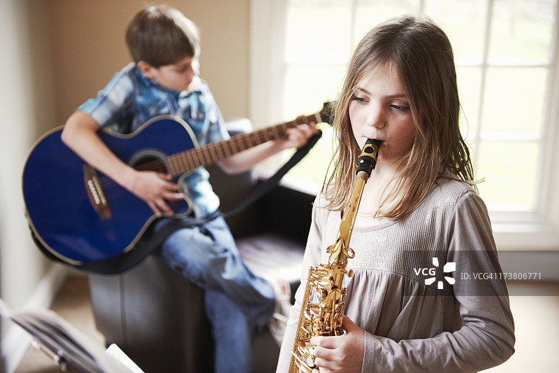 儿童一起演奏音乐图片素材