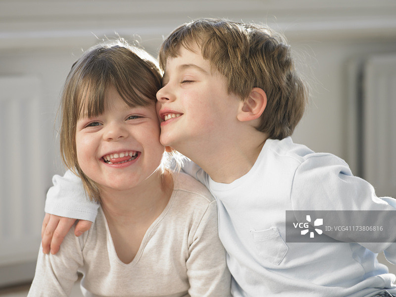 室内拥抱的微笑儿童图片素材
