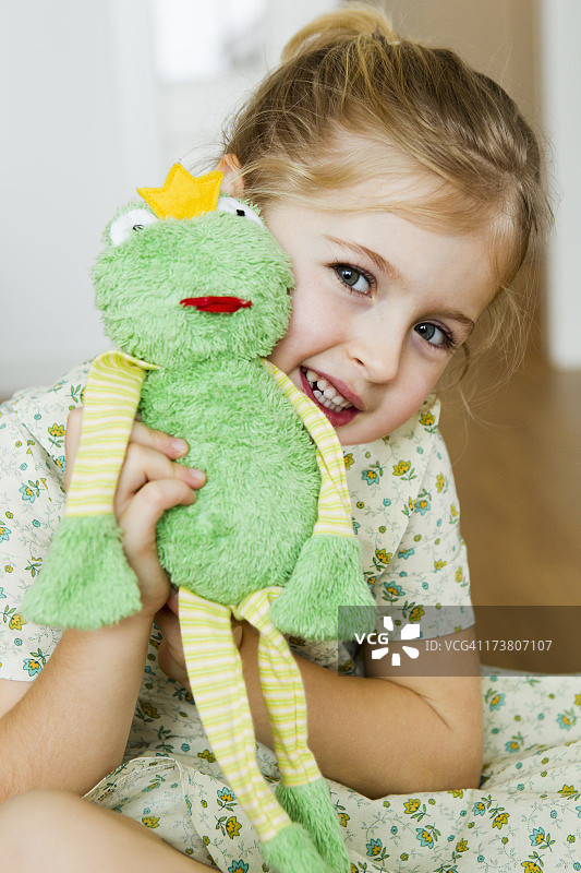 女孩玩玩具青蛙图片素材