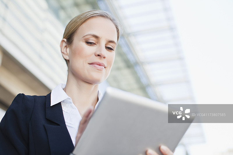 使用平板电脑的女商人图片素材