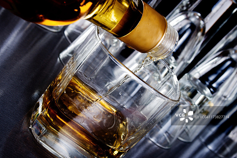 吧台上的一杯威士忌图片素材