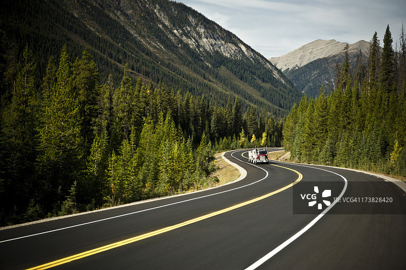 穿过山脉的道路图片素材