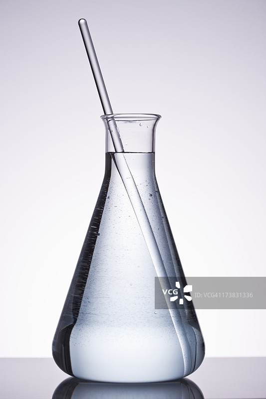 装有液体和搅拌器的锥形瓶图片素材