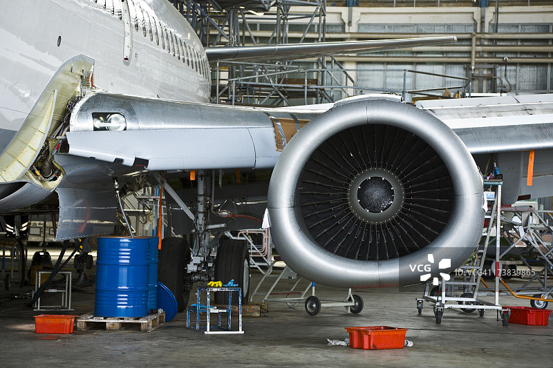 机库内的商用飞机维护检查图片素材