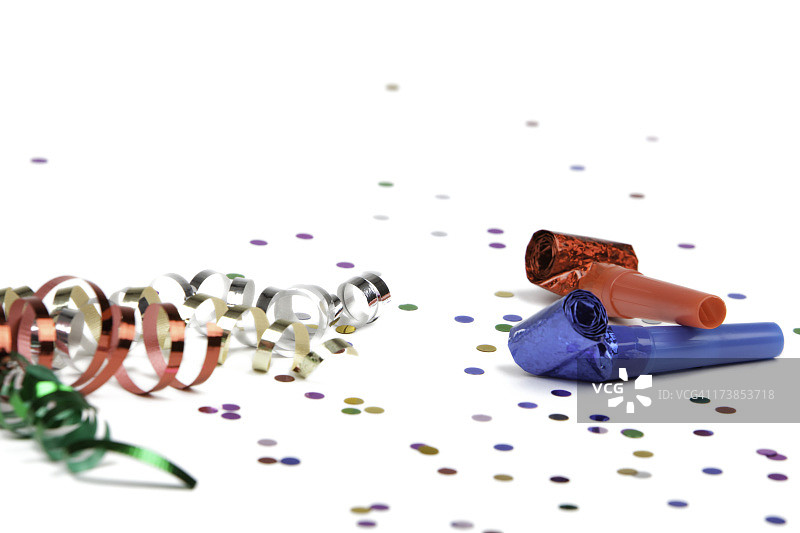 白色背景上的派对彩带、五彩纸屑和喇叭图片素材