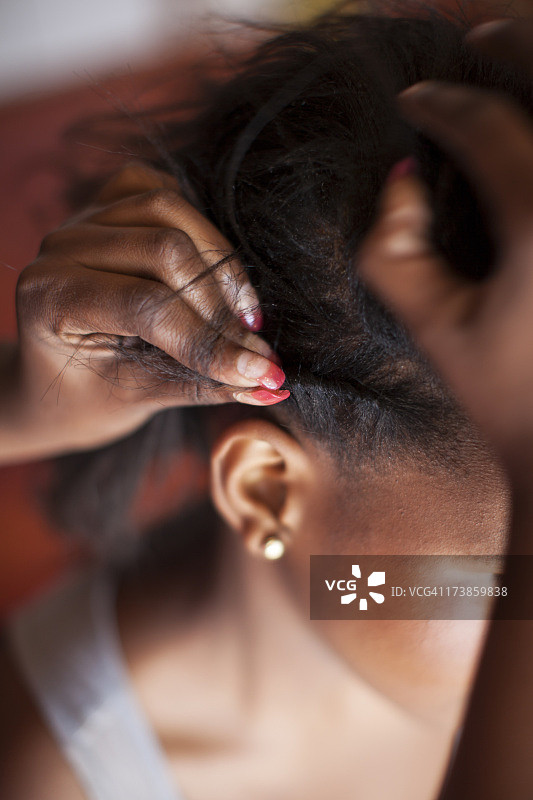 非洲女人在编头发图片素材