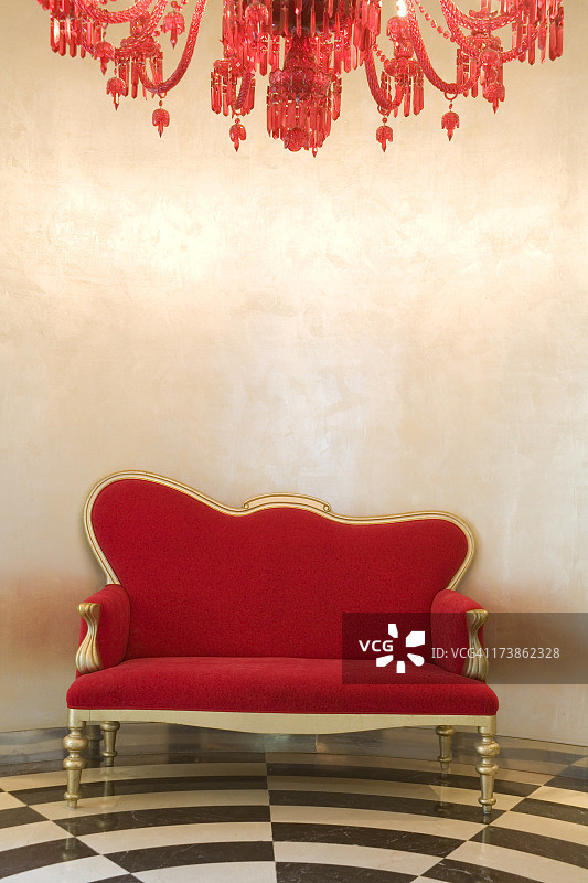 红丝绒扶手椅图片素材
