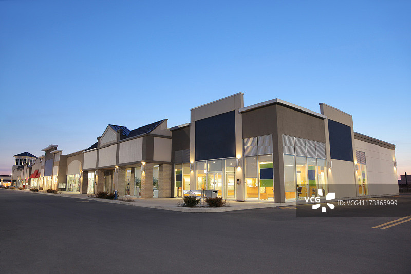 日落时分的沿街商铺外观图片素材