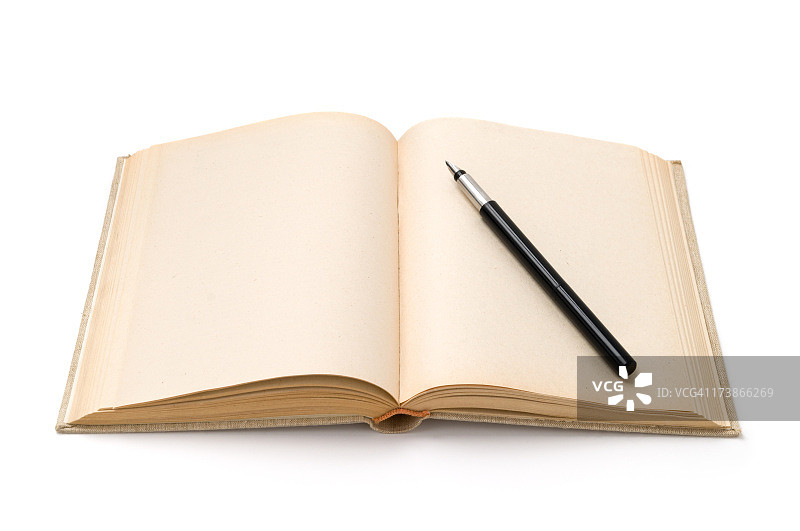 打开的精装书上的钢笔图片素材