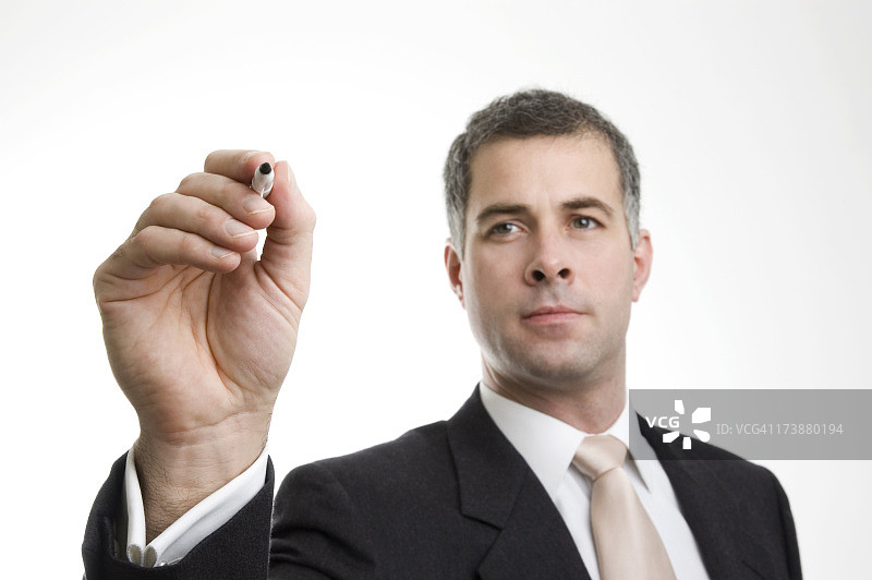 男人写字，钢笔聚焦图片素材