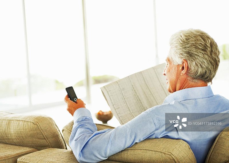 中年男人用手机发短信图片素材