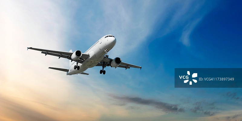 XXL喷气式飞机在黄昏时着陆图片素材