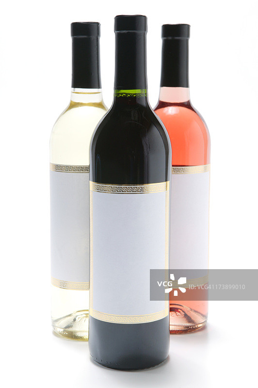 葡萄酒瓶、红玫瑰和白色（带剪切路径）图片素材