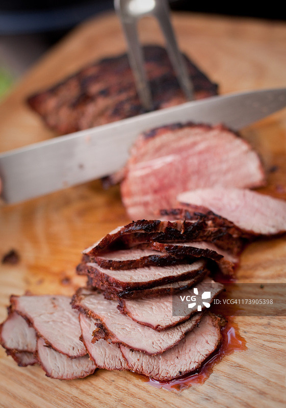 木制砧板上新鲜的烧烤牛肉片图片素材