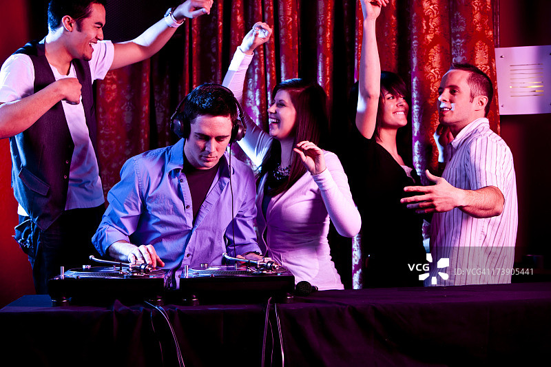 在舞蹈俱乐部表演的DJ图片素材
