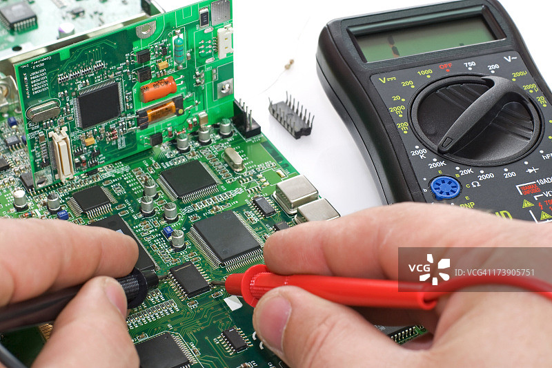 电子工程师测量电子电路图片素材