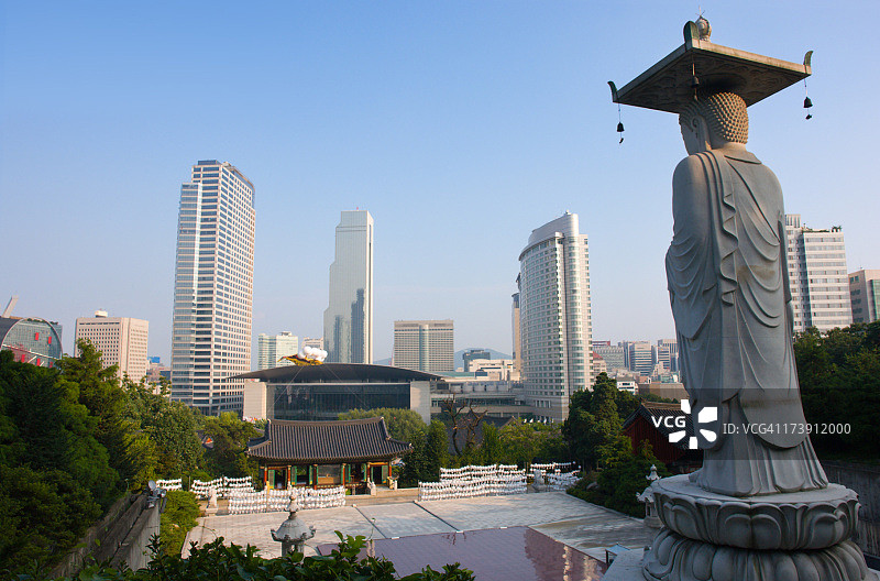 城市中的佛教寺庙图片素材