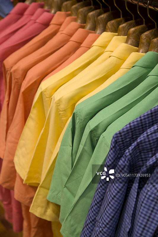 架子上准备迎接春天的彩色衬衫图片素材