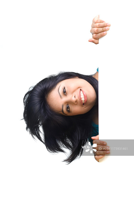 拿着空白纸的俏皮女人图片素材