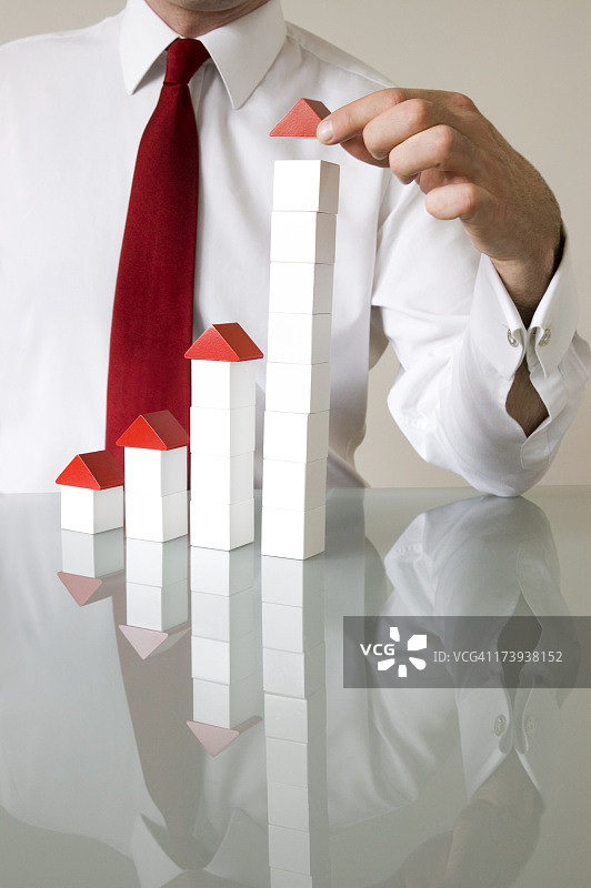 用积木表示增长的商人图片素材