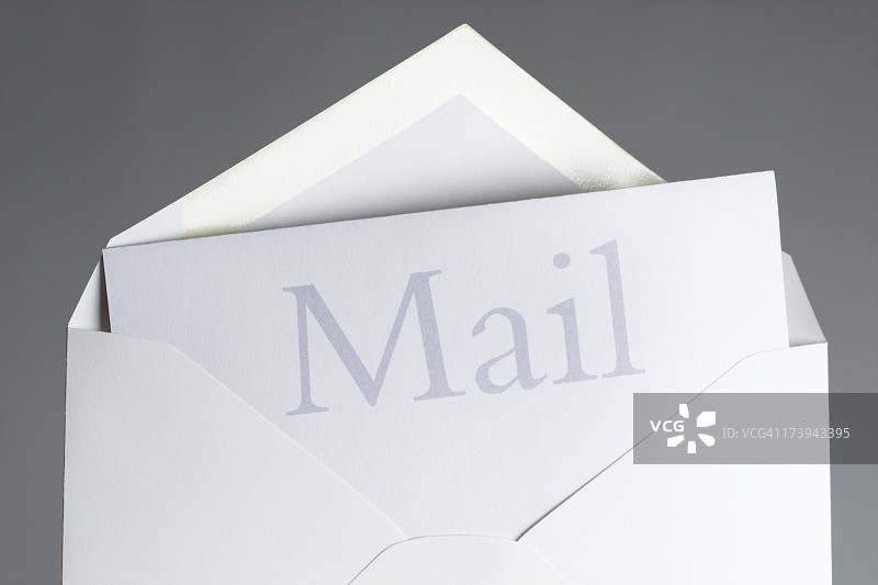 打开的白色信封内的邮件文本信件，传递消息图片素材