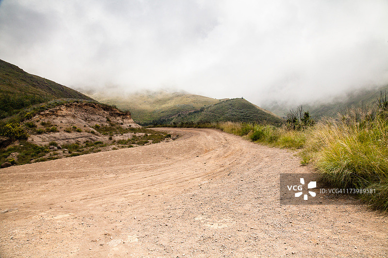 萨尼山口（通往云端的土路）图片素材