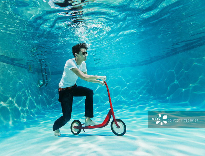 少女在水下玩滑板车图片素材