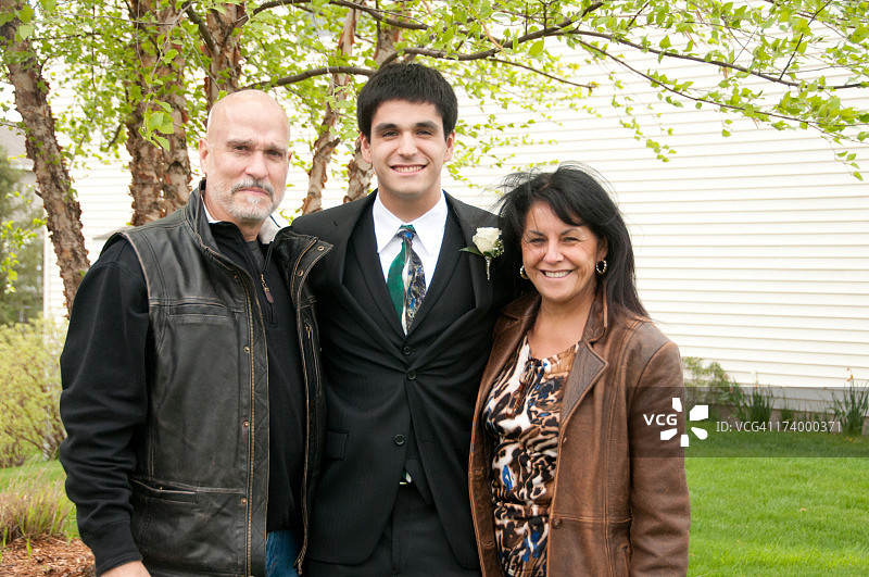 青少年和父母参加毕业舞会图片素材