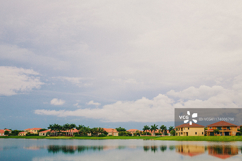 湖边的房屋图片素材