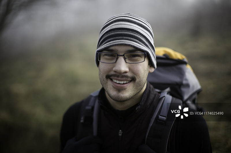 在树林里的年轻的背包客图片素材