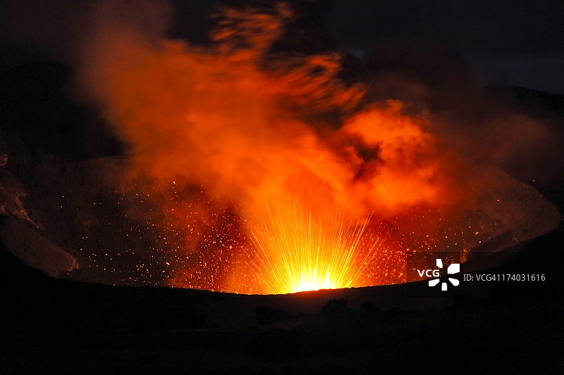 亚苏尔火山喷发熔岩图片素材