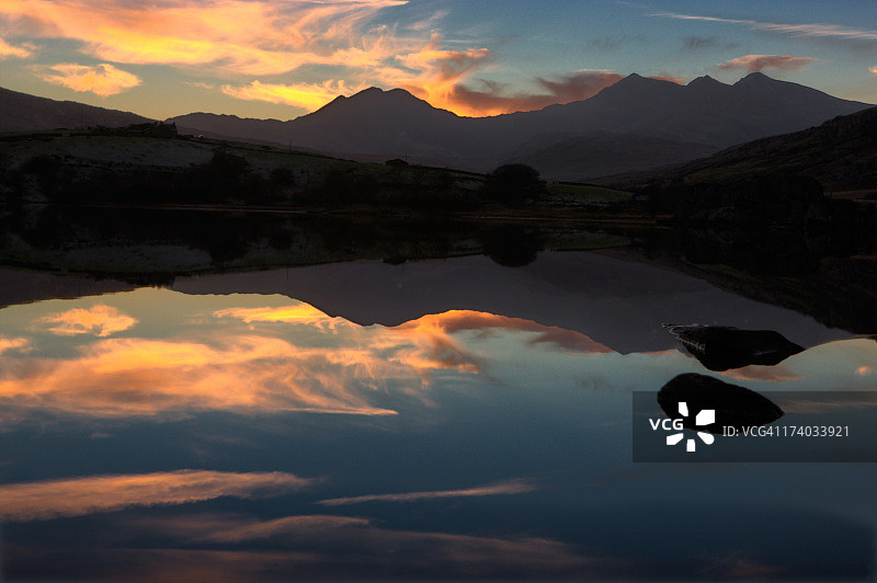斯诺登山后的日落图片素材
