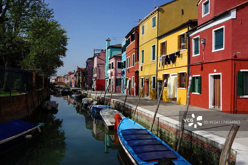 蓝天映衬下的城市全景图片素材